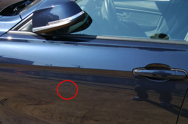 BMW3シリーズの左ドアの白い傷